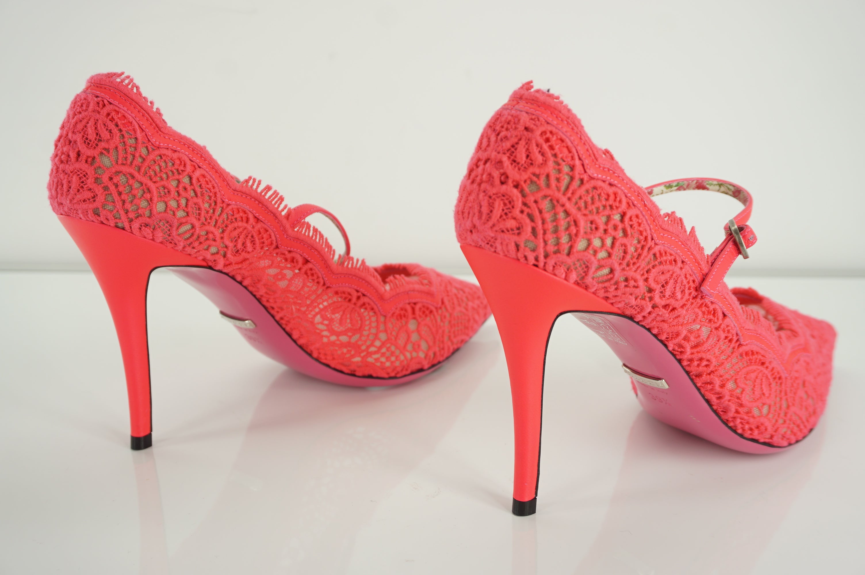 Gucci Virgina 95 Pink Lace Pointed Toe Pumps MJ Strap Size 39.5 NIB $1100 Neon
