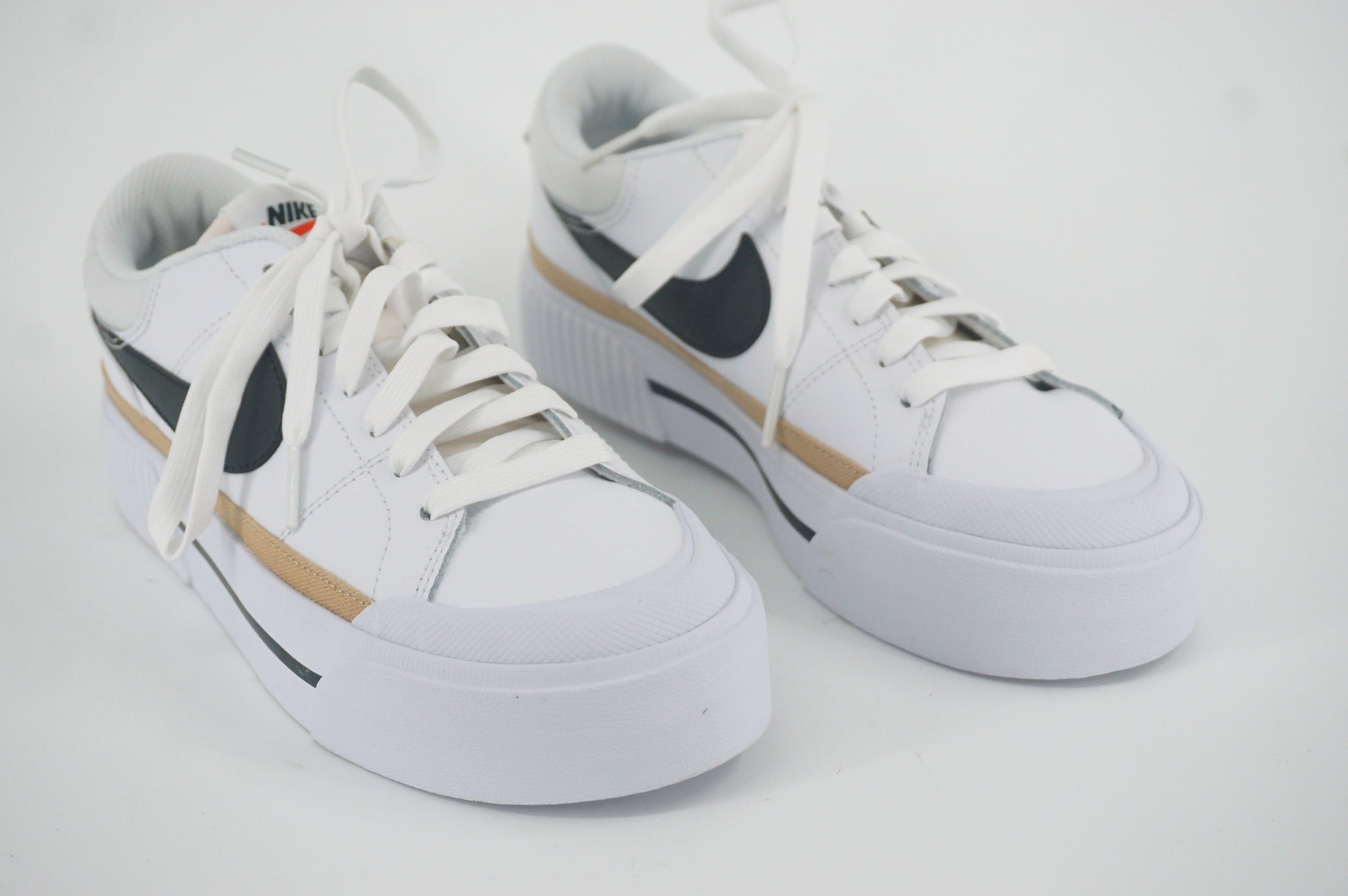 Nike Women's Court Legacy Lift Tennis Shoe Sz 6 White DM7590-100 Platform Rubber