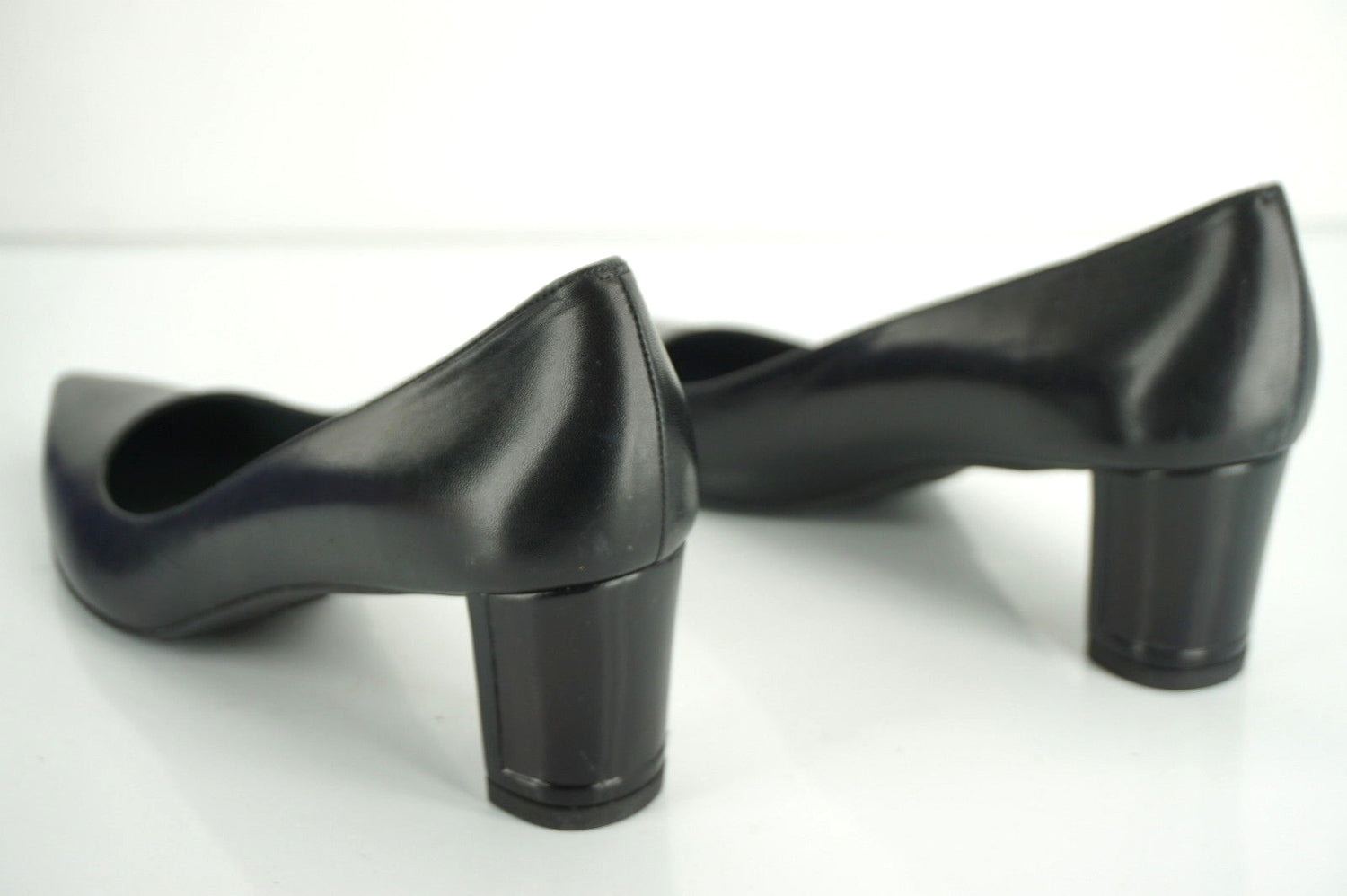 Stuart Weitzman Black Leather Classic Pointy Toe Heels Pumps SZ 8.5 Narrow $385