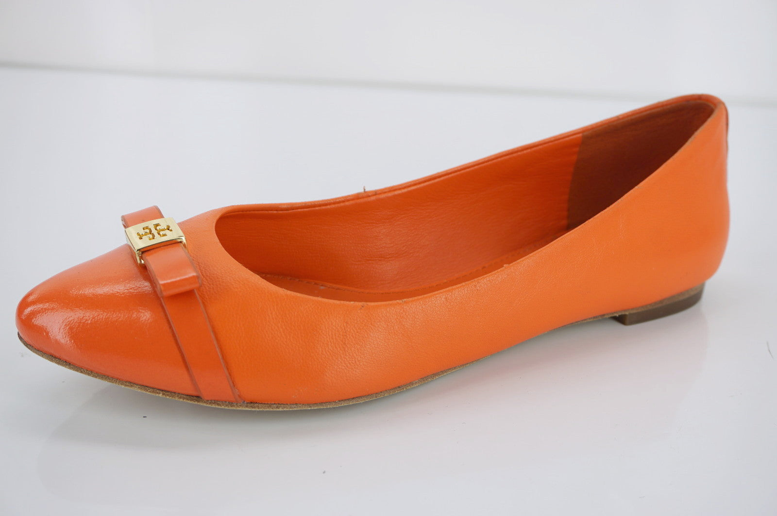 Tory Burch Orange Leather Hugo Pointy Toe Ballet Flats Size 5.5 Bow Logo gold Sz