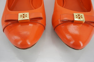 Tory Burch Orange Leather Hugo Pointy Toe Ballet Flats Size 5.5 Bow Logo gold Sz